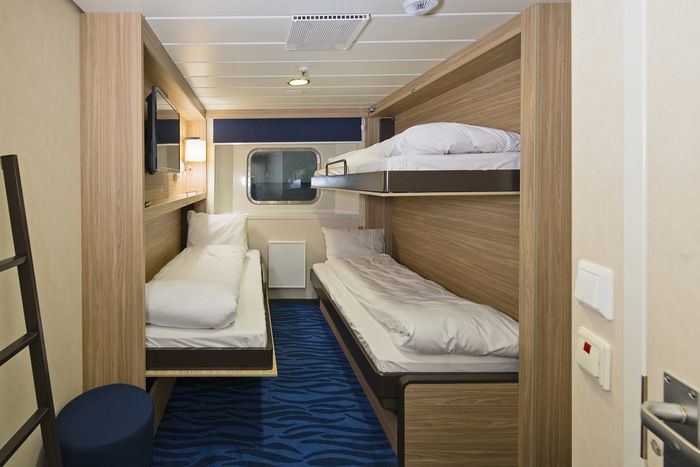 Polar Outside | Triple on lower deck with window